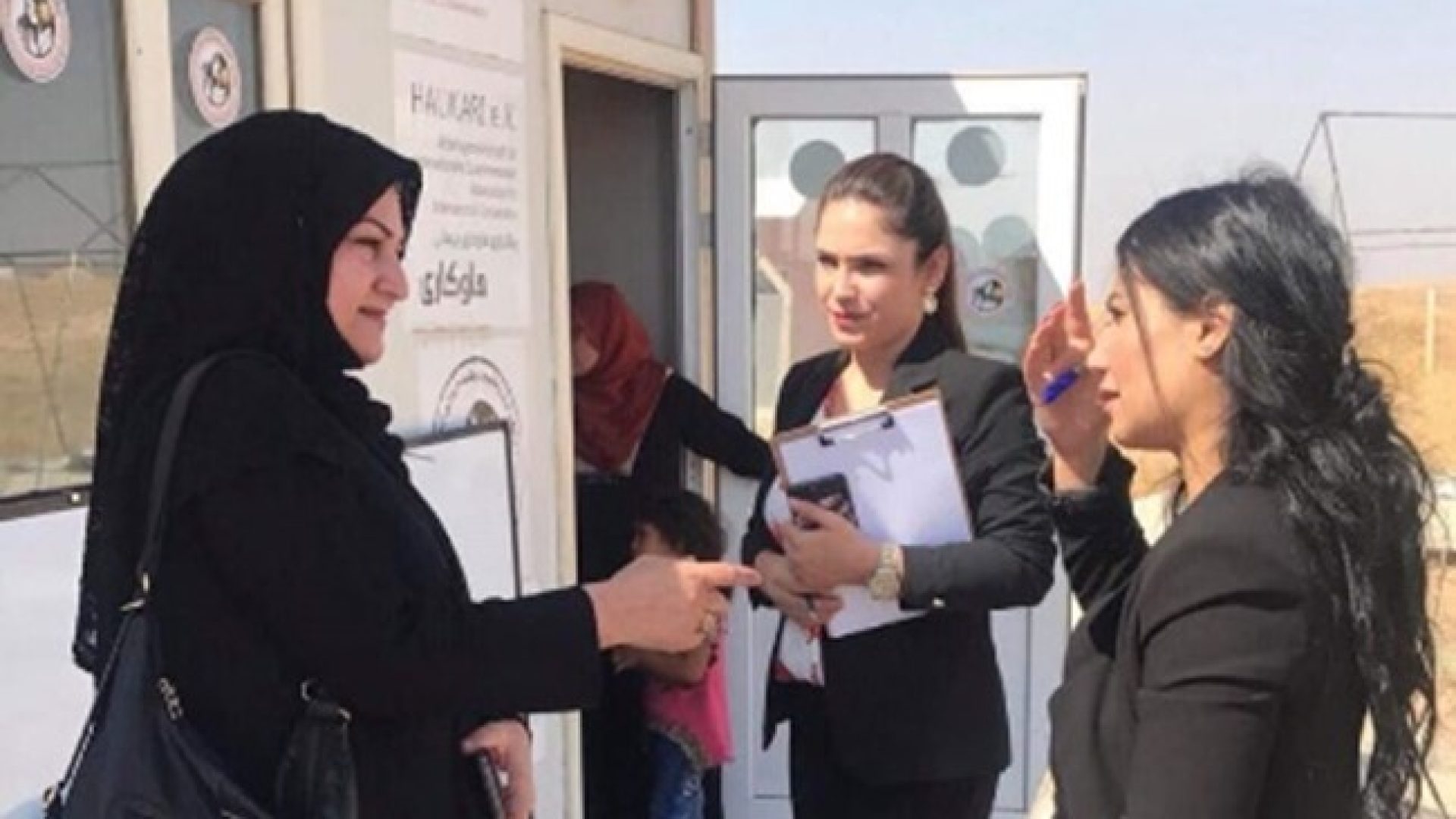 Khanzad-Anwältin-Lava-Mohammed-rechts-im-Geflüchtetencamp-Ahwand